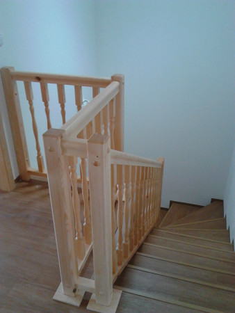 Zábradlí galerie v patře nad schody